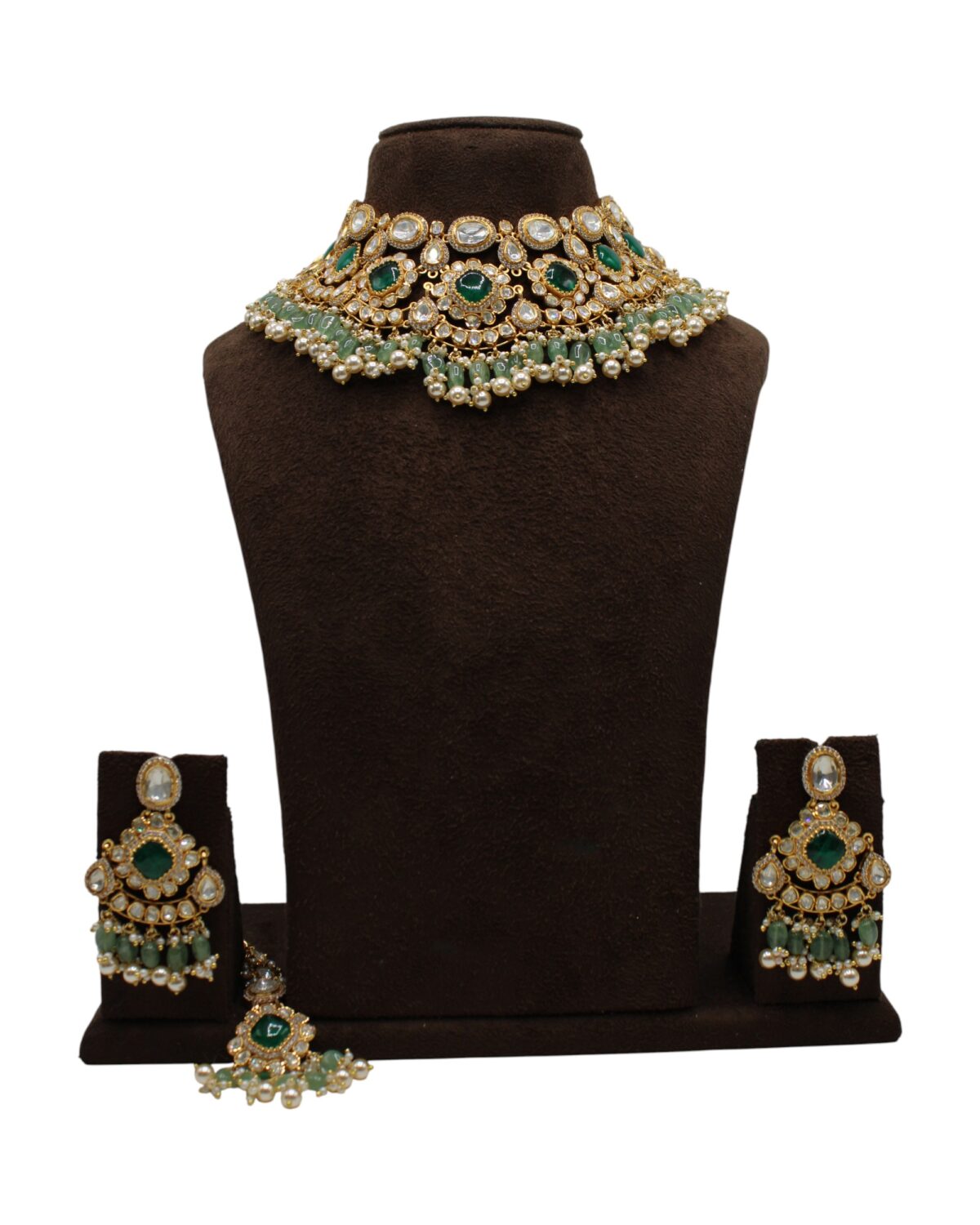 Elegant Traditional Jewelry Set with Emerald Accents