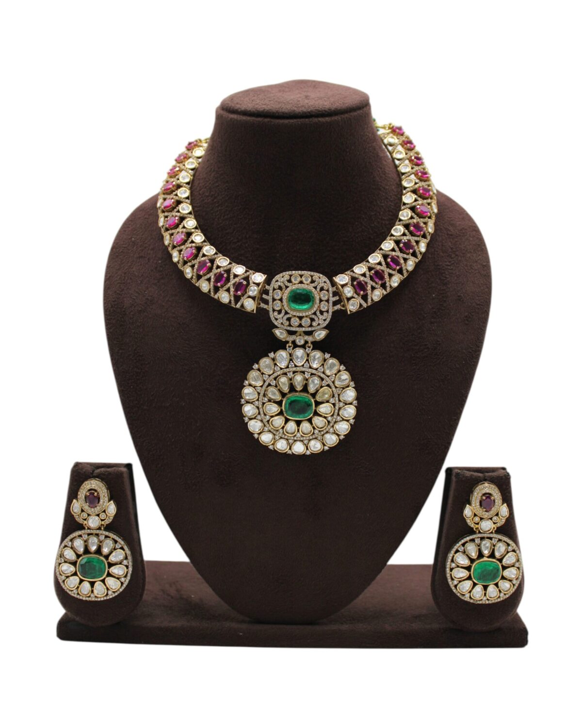 Elegant Traditional Jewelry Set with Emerald and Ruby Accents