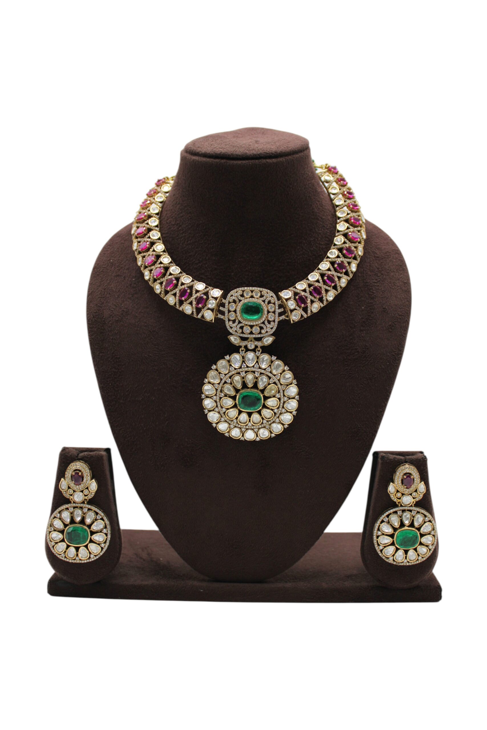 Elegant Traditional Jewelry Set with Emerald and Ruby Accents