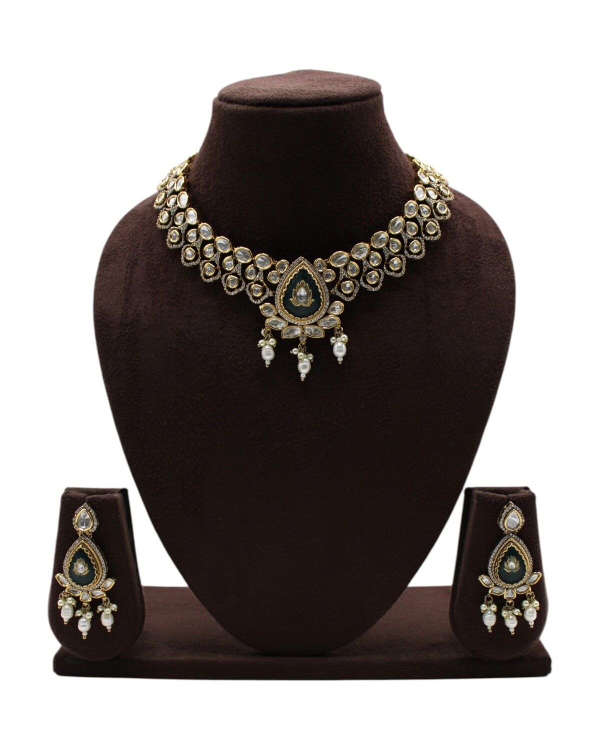 Elegant Traditional Jewelry Set with Green Accents