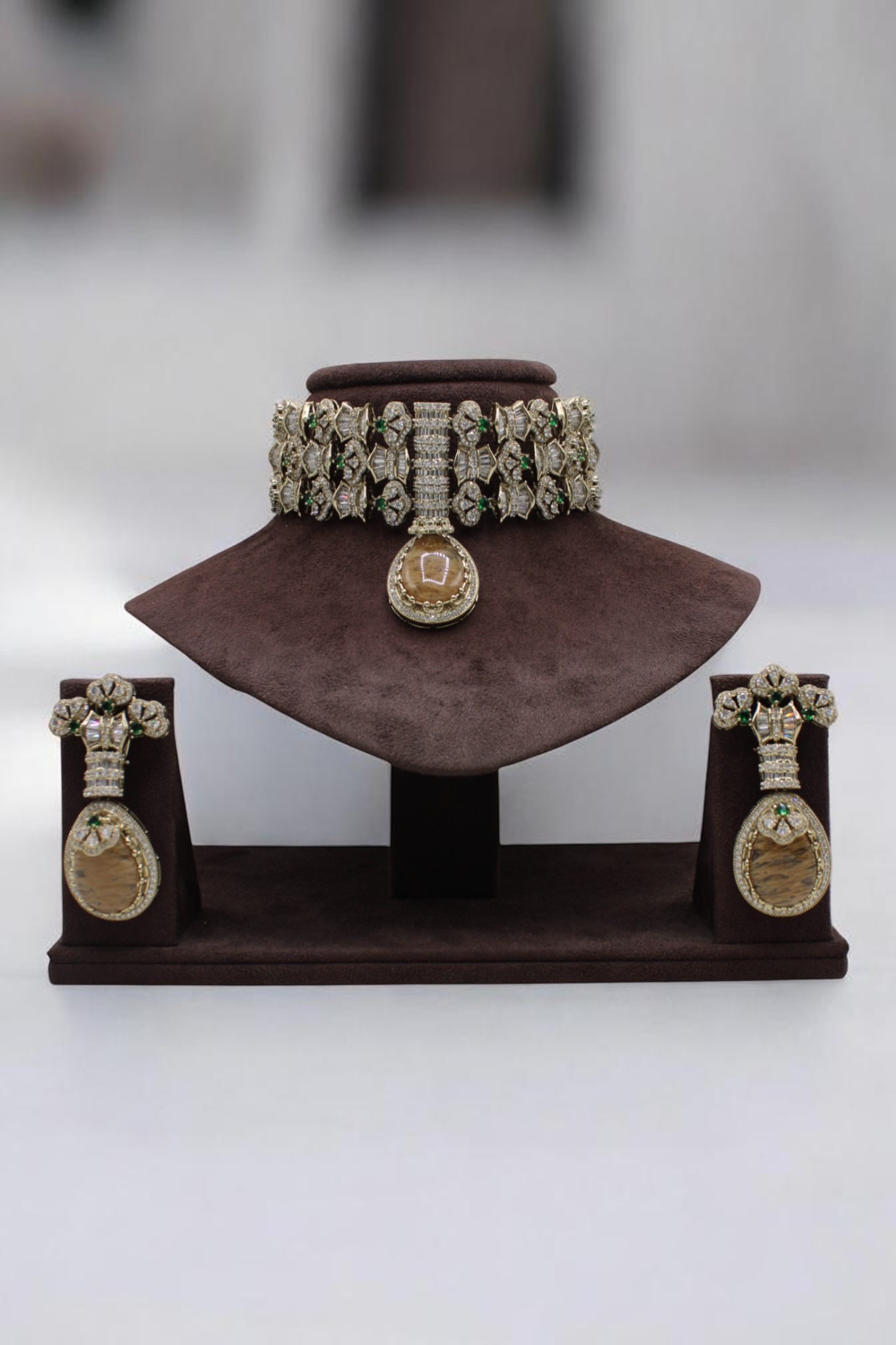 Elegant Vintage Jewelry Set with Intricate Design - Image 2