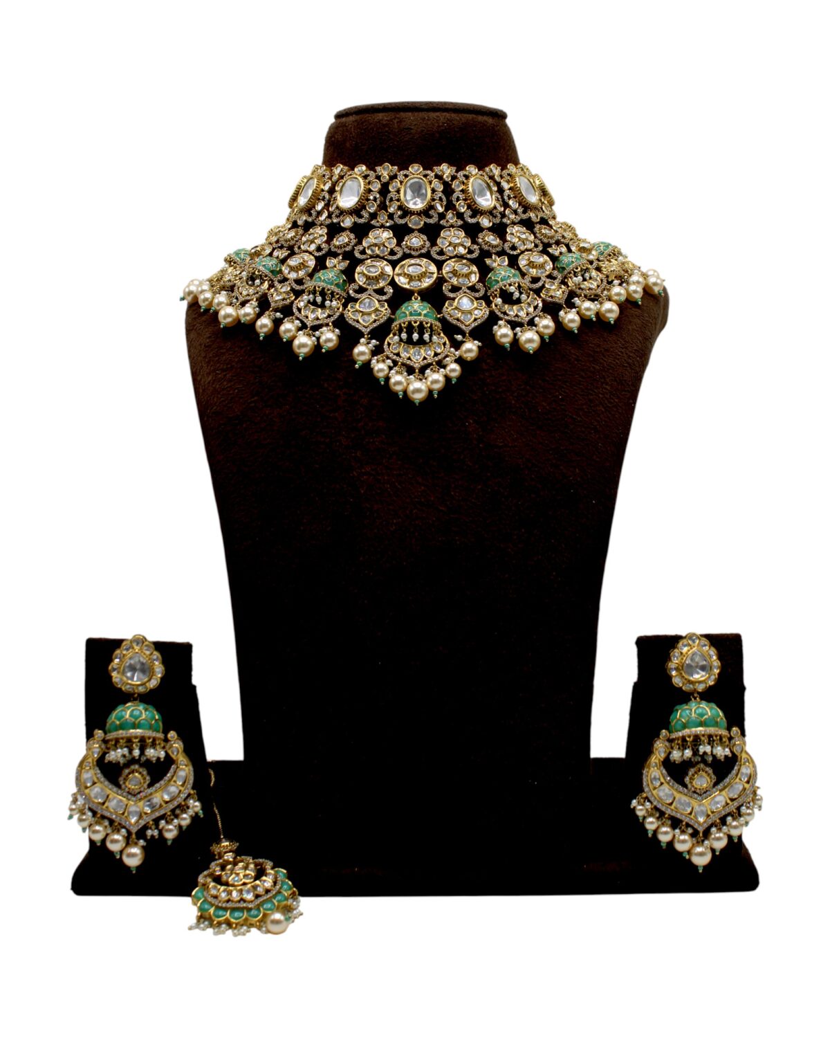 Elegant Traditional Jewelry Set with Green and Gold Accents