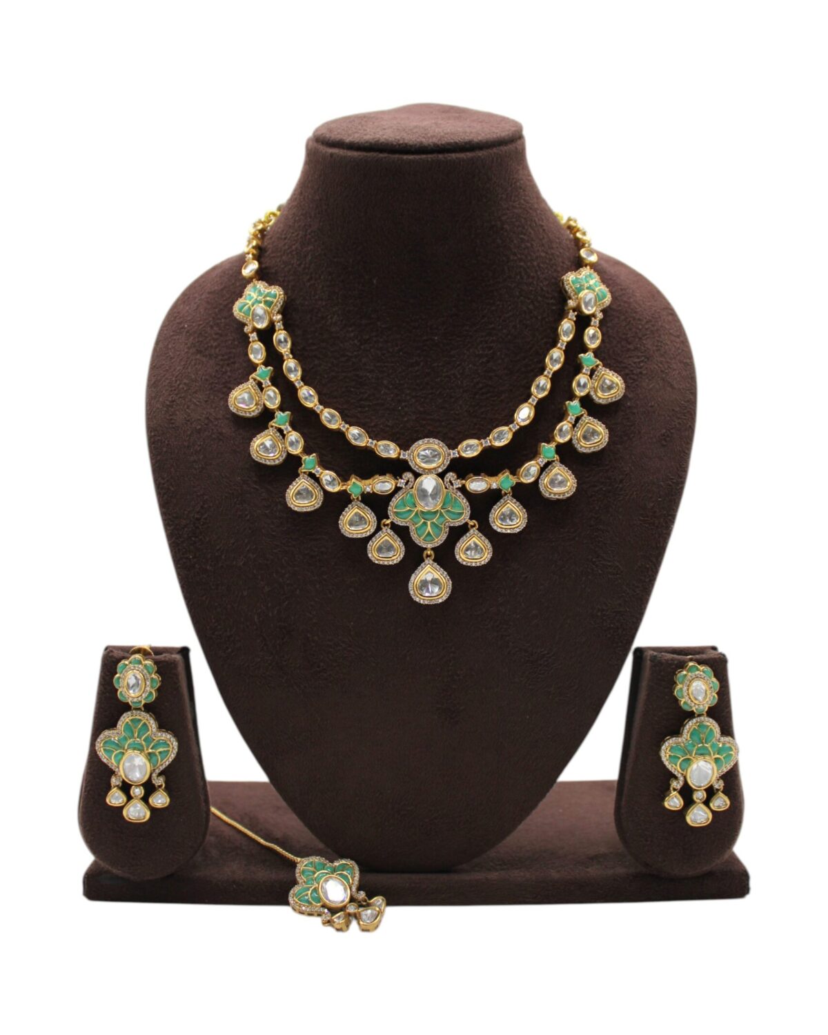 Elegant Traditional Jewelry Set with Green and Gold Accents