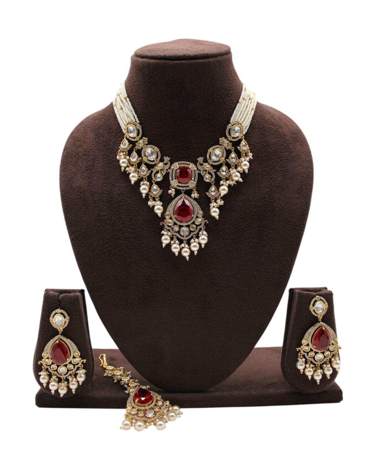 Elegant Traditional Jewelry Set with Red Gemstones
