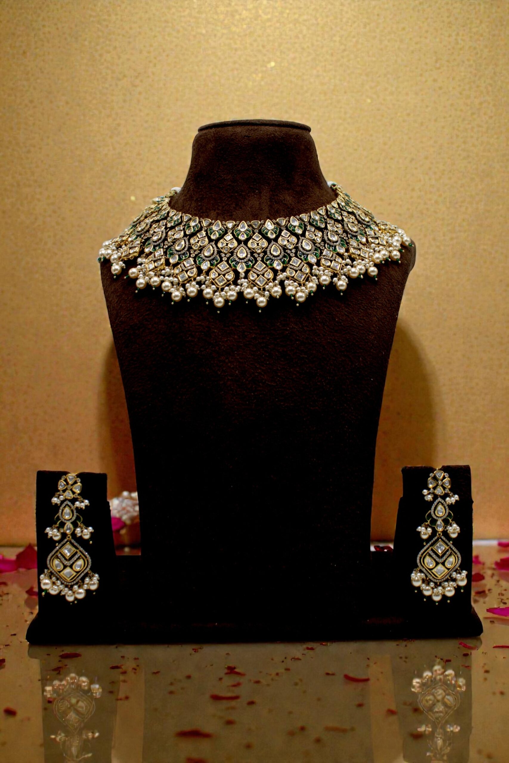 Elegant Traditional Jewelry Set with Intricate Design - Image 3