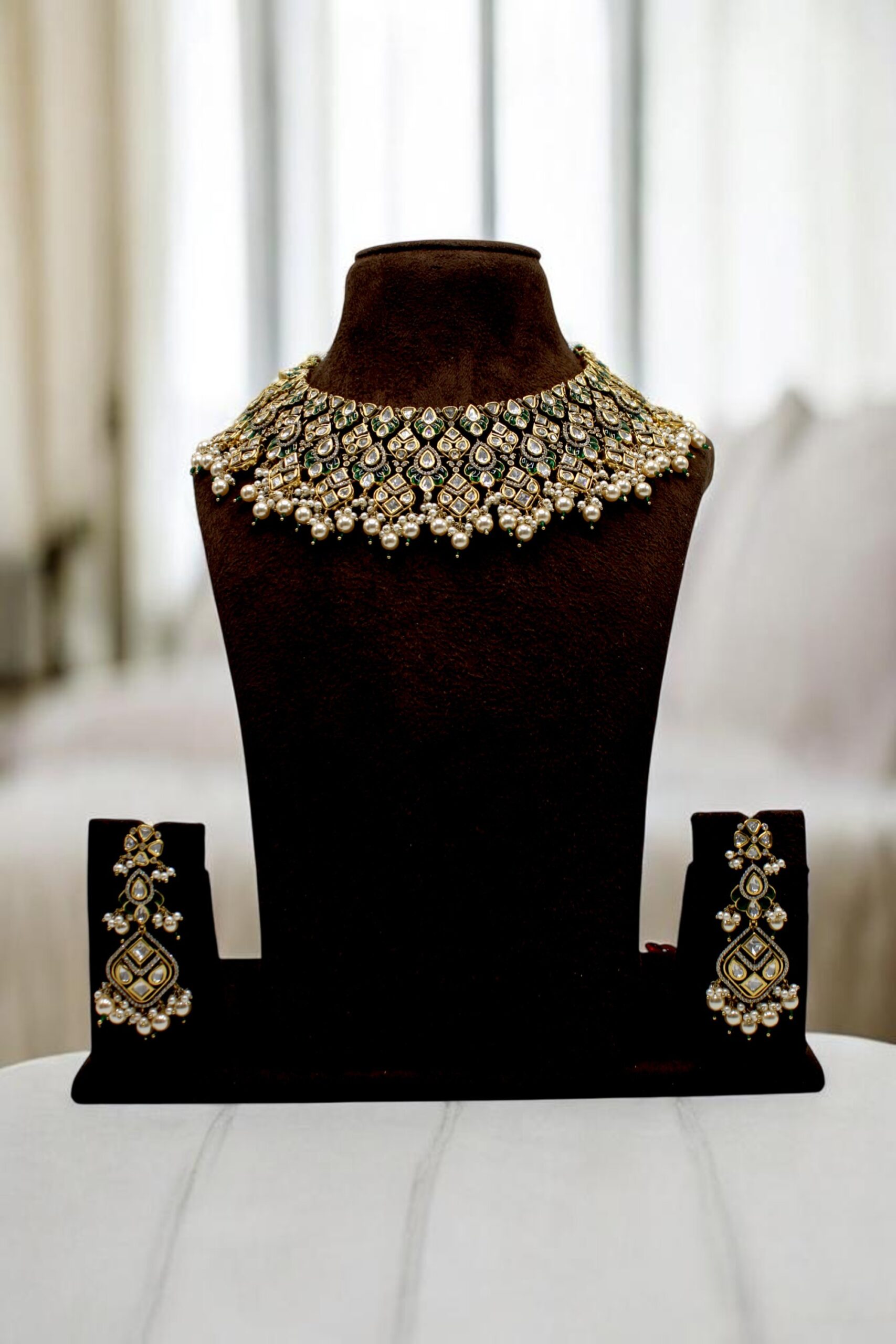 Elegant Traditional Jewelry Set with Intricate Design - Image 2