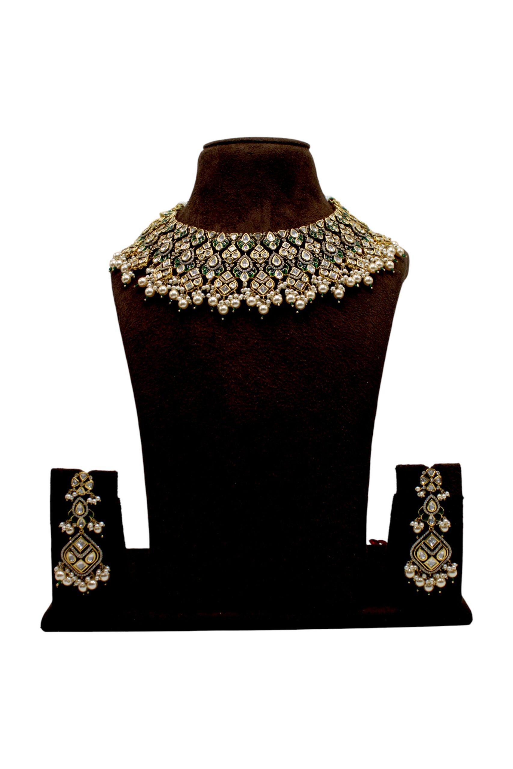 Elegant Traditional Jewelry Set with Intricate Design