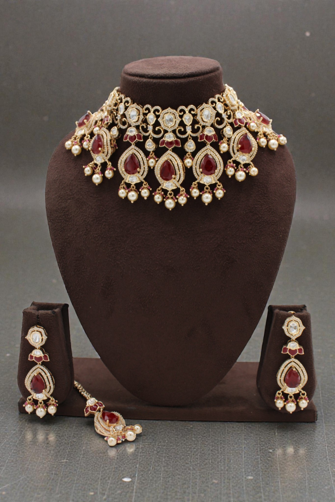 Elegant Traditional Jewelry Set with Ruby and Pearl Accents - Image 3