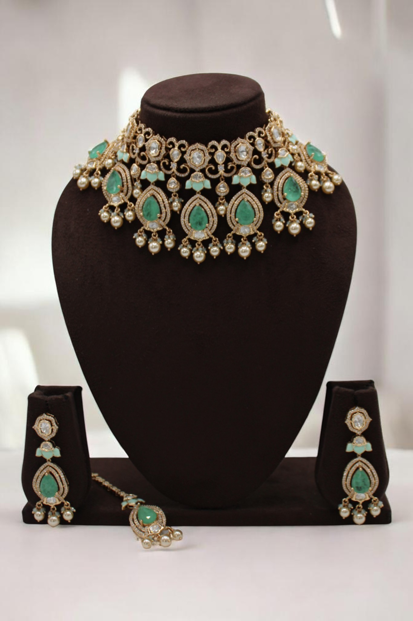 Elegant Emerald and Pearl Jewelry Set - Image 2