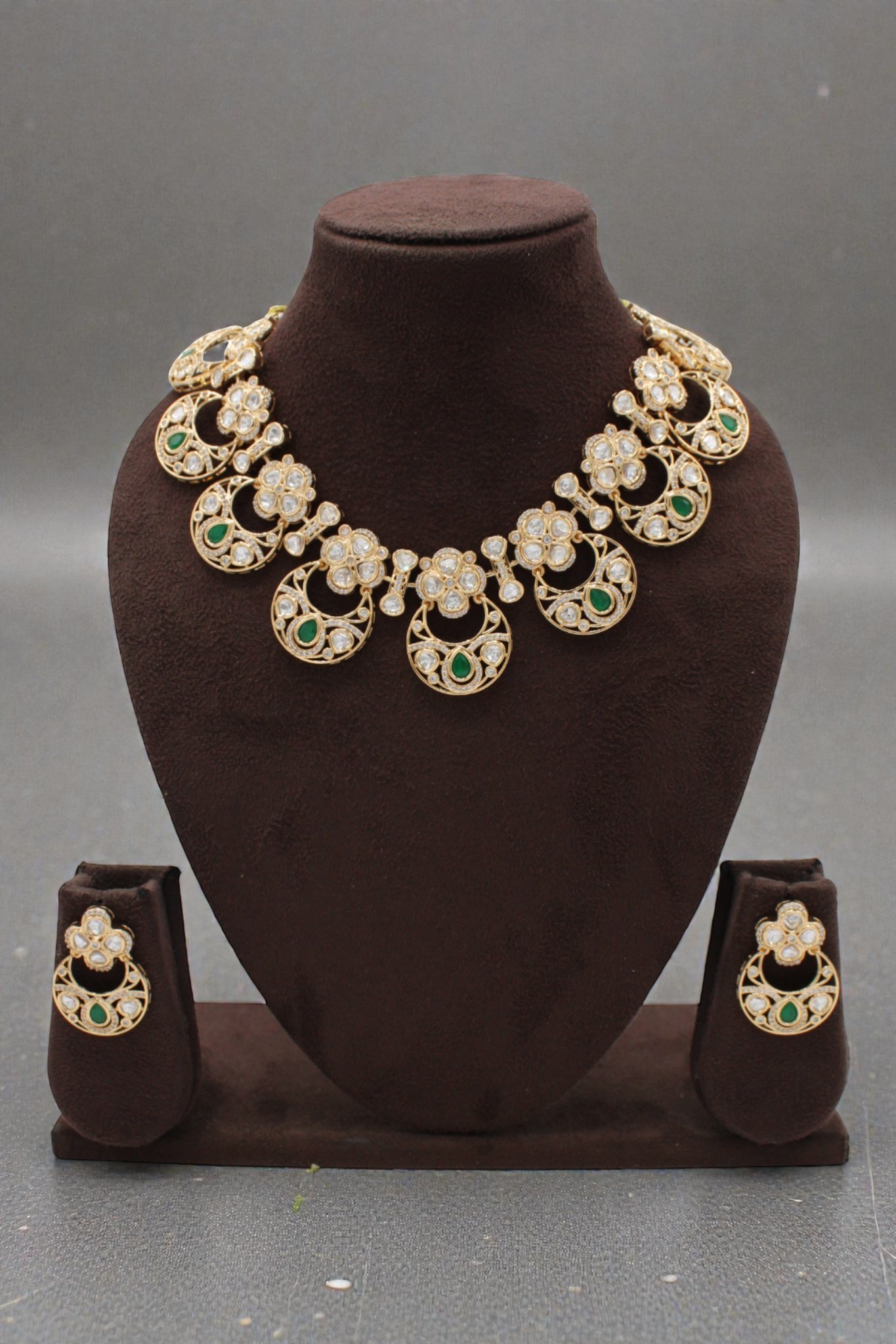 Elegant Gold and Green Floral Jewelry Set - Image 3