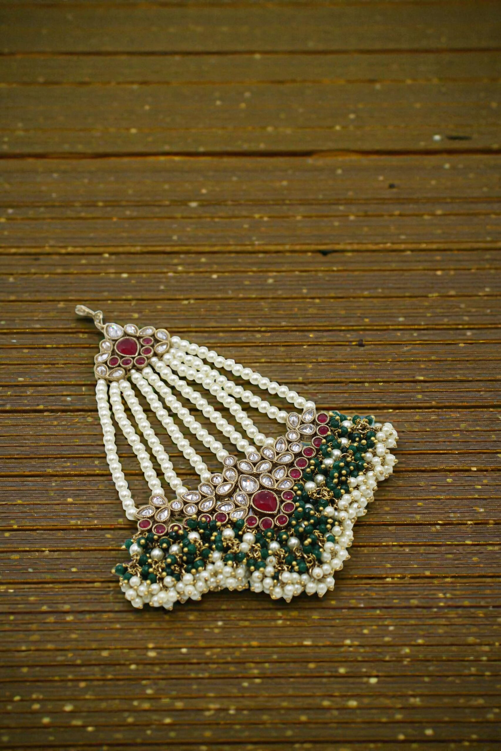 Elegant Traditional Indian Necklace with Pearls and Gemstones - Image 3