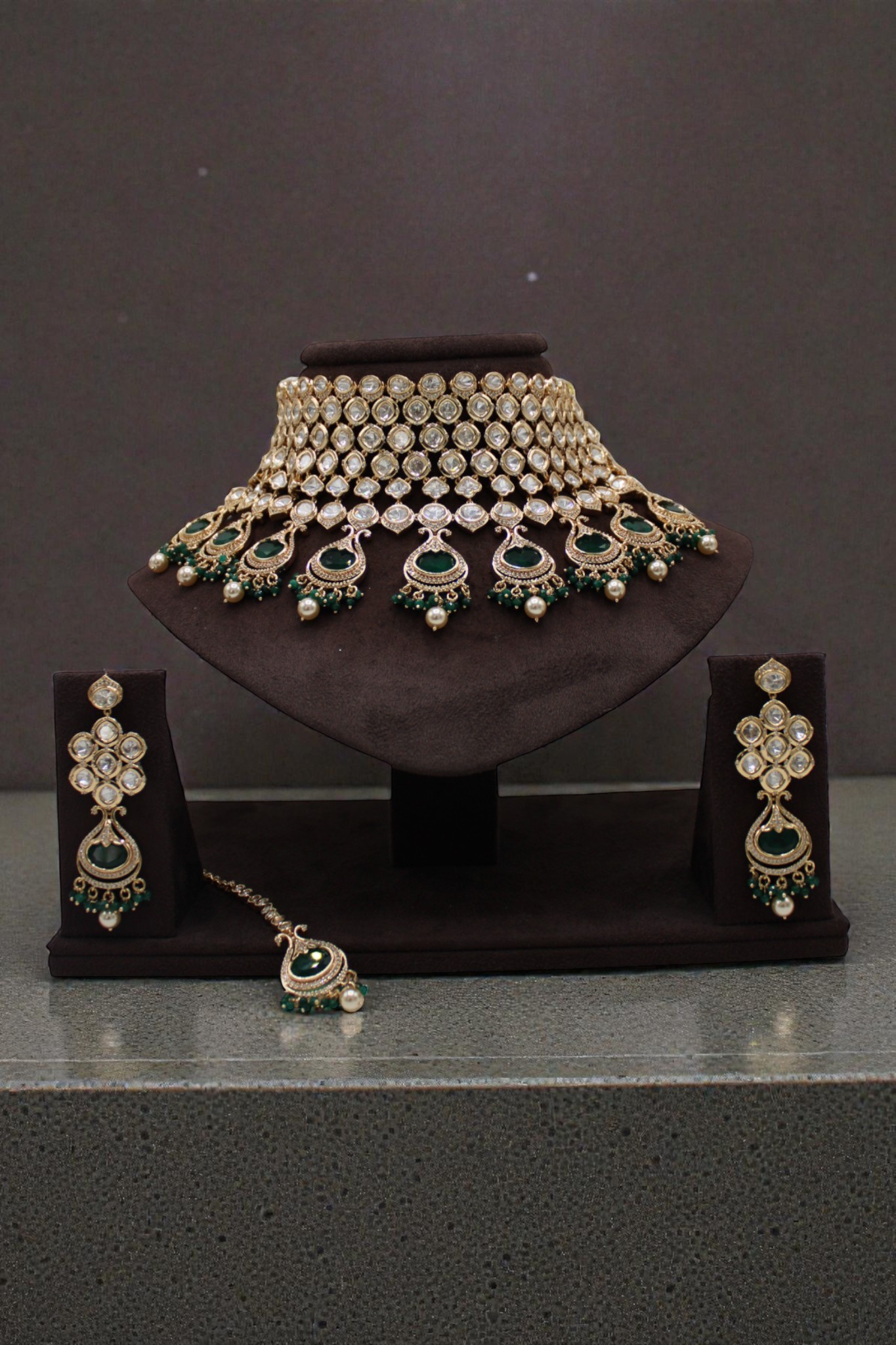 Elegant Traditional Indian Jewelry Set with Emerald Accents - Image 3