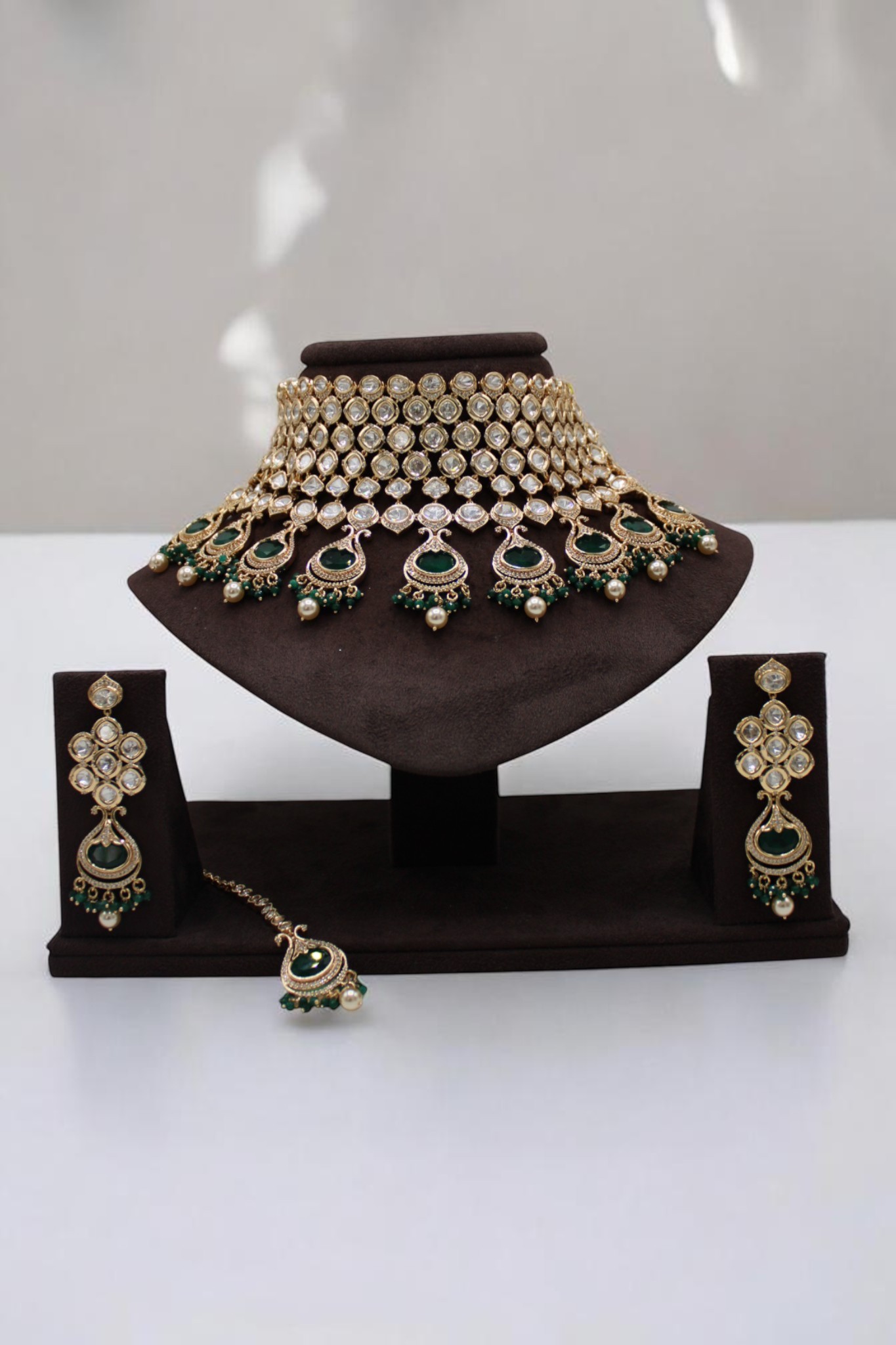 Elegant Traditional Indian Jewelry Set with Emerald Accents - Image 2
