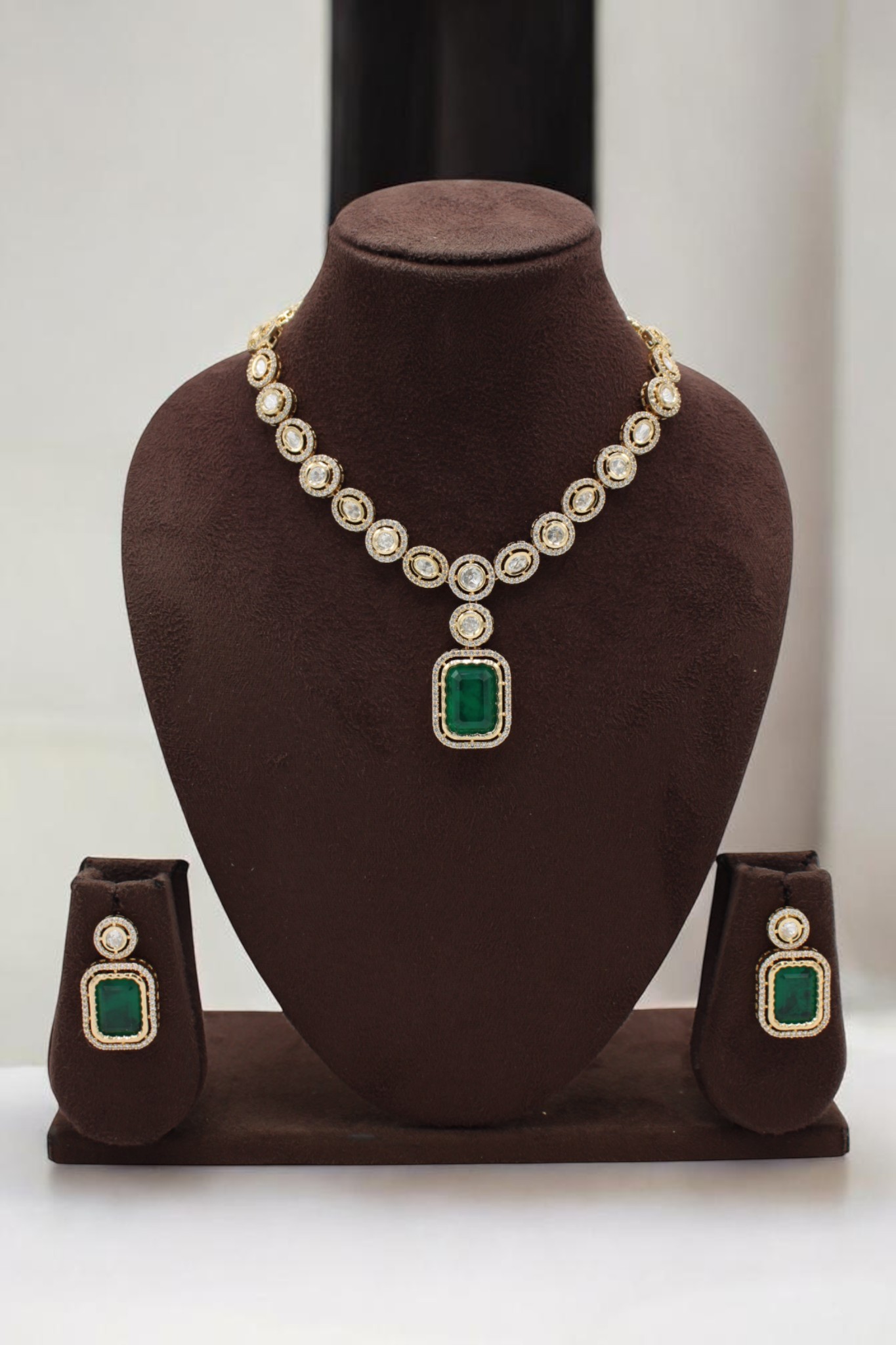 Elegant Emerald and Diamond Jewelry Set - Image 2