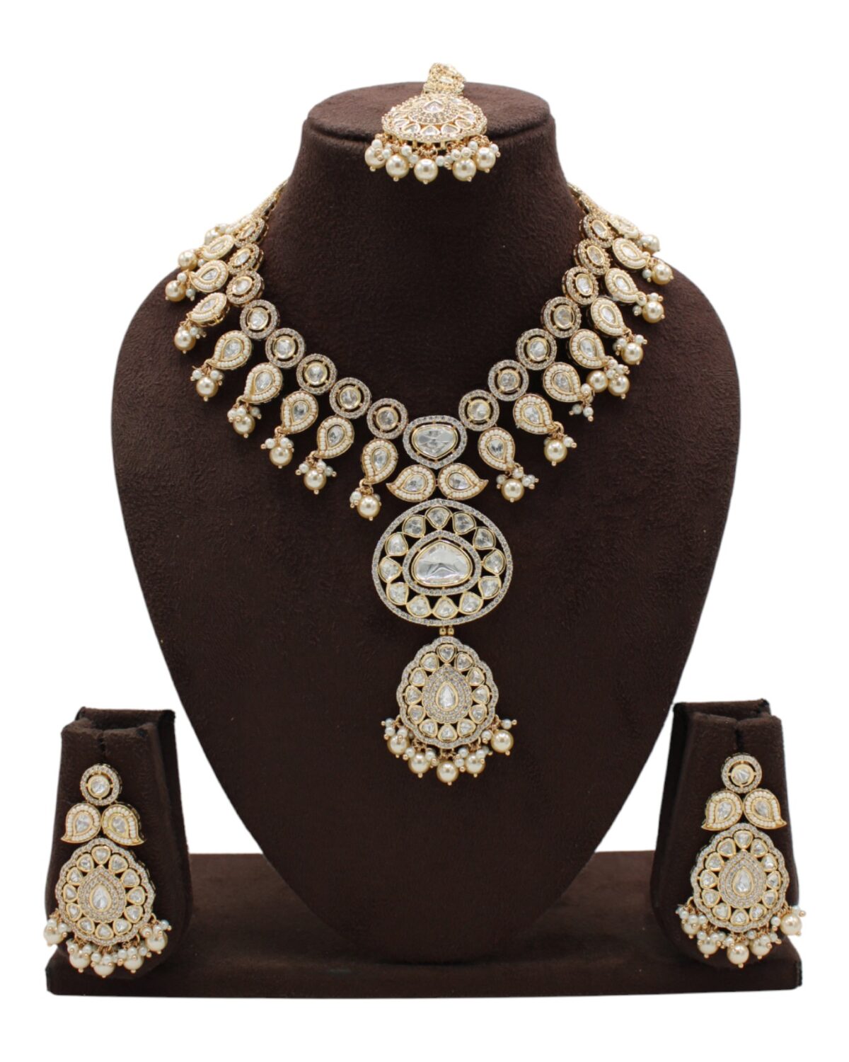 Elegant Traditional Jewelry Set with Intricate Design