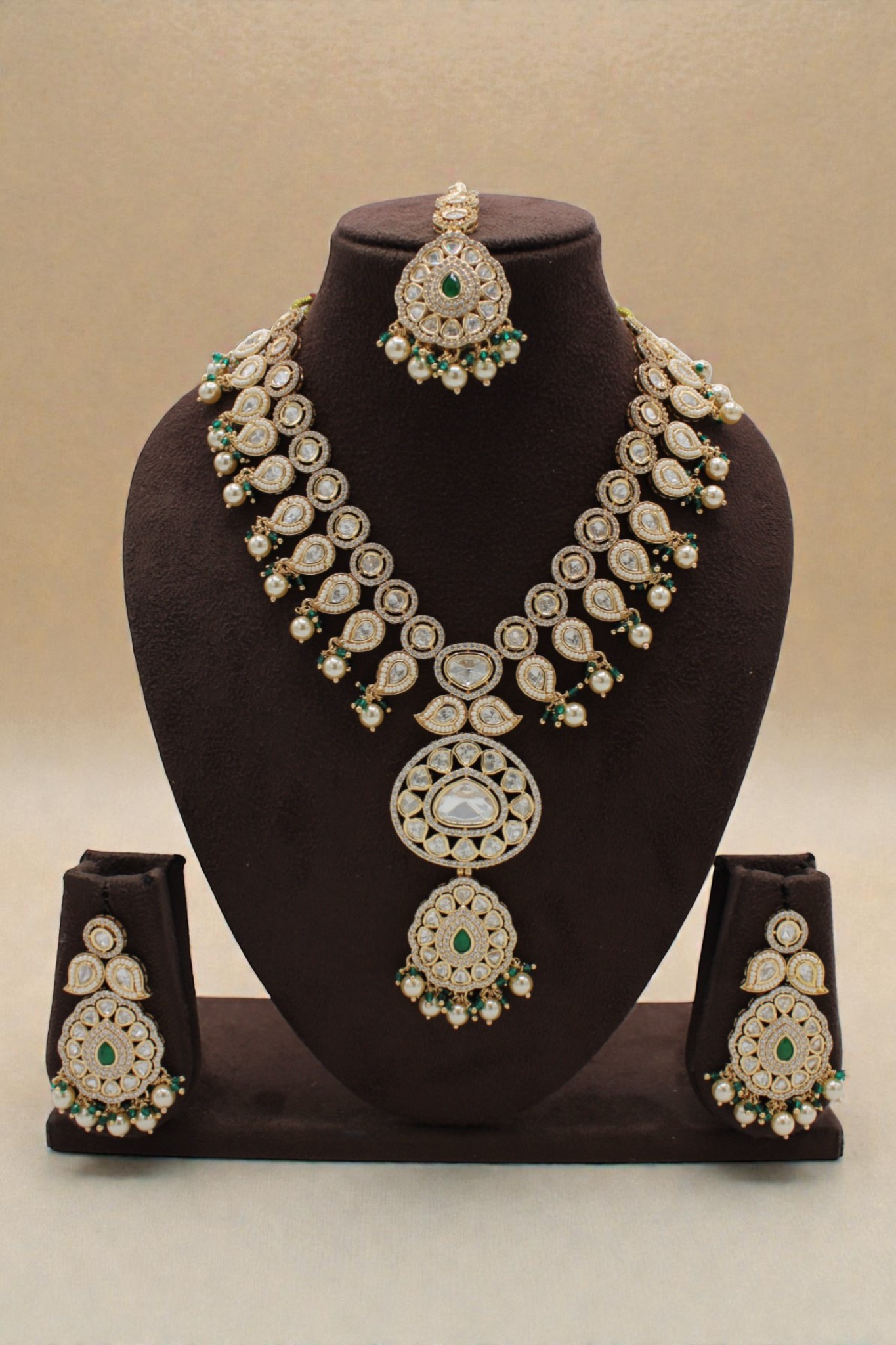 Elegant Traditional Indian Jewelry Set with Emerald Accents - Image 3
