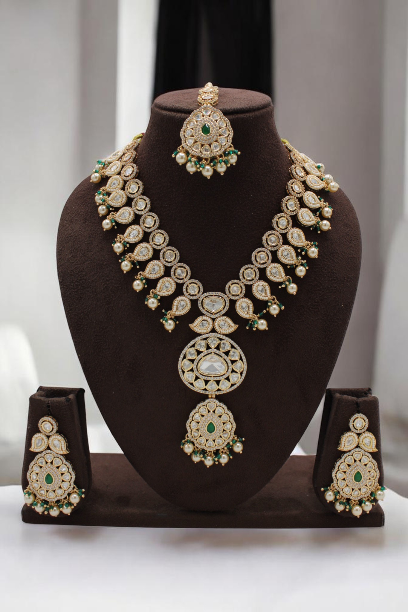 Elegant Traditional Indian Jewelry Set with Emerald Accents - Image 2