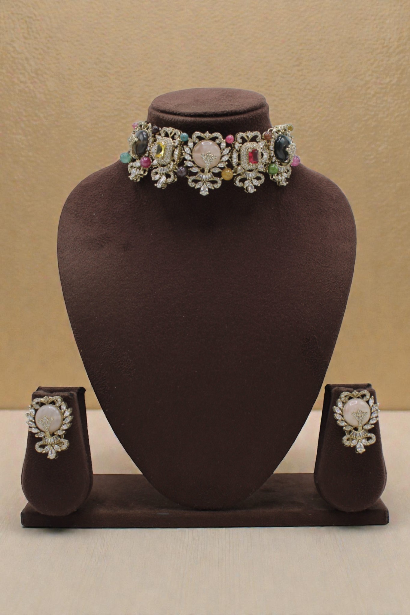 Elegant Vintage Jewelry Set: Choker and Earrings Display - Image 3