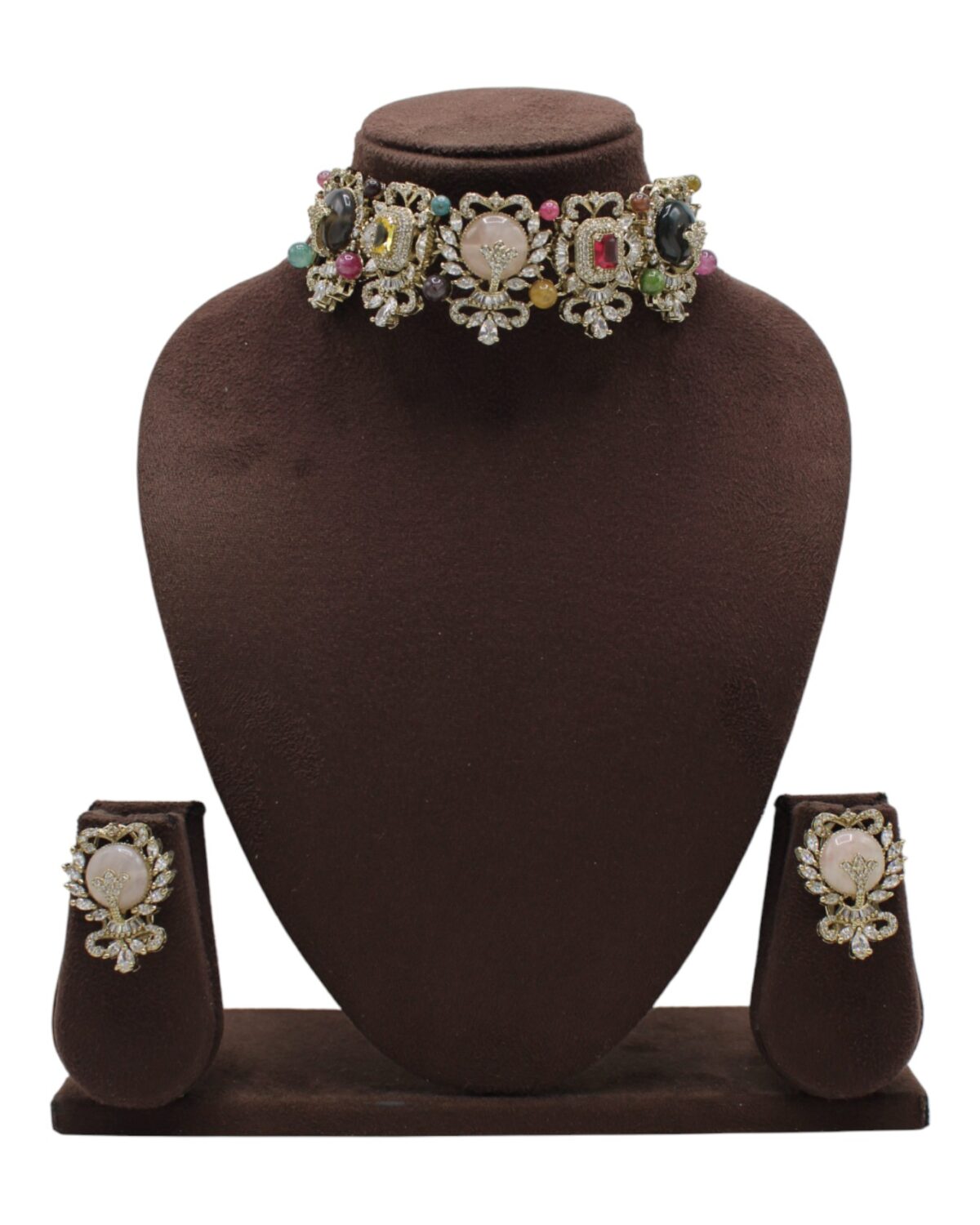 Elegant Vintage Jewelry Set: Choker and Earrings Display
