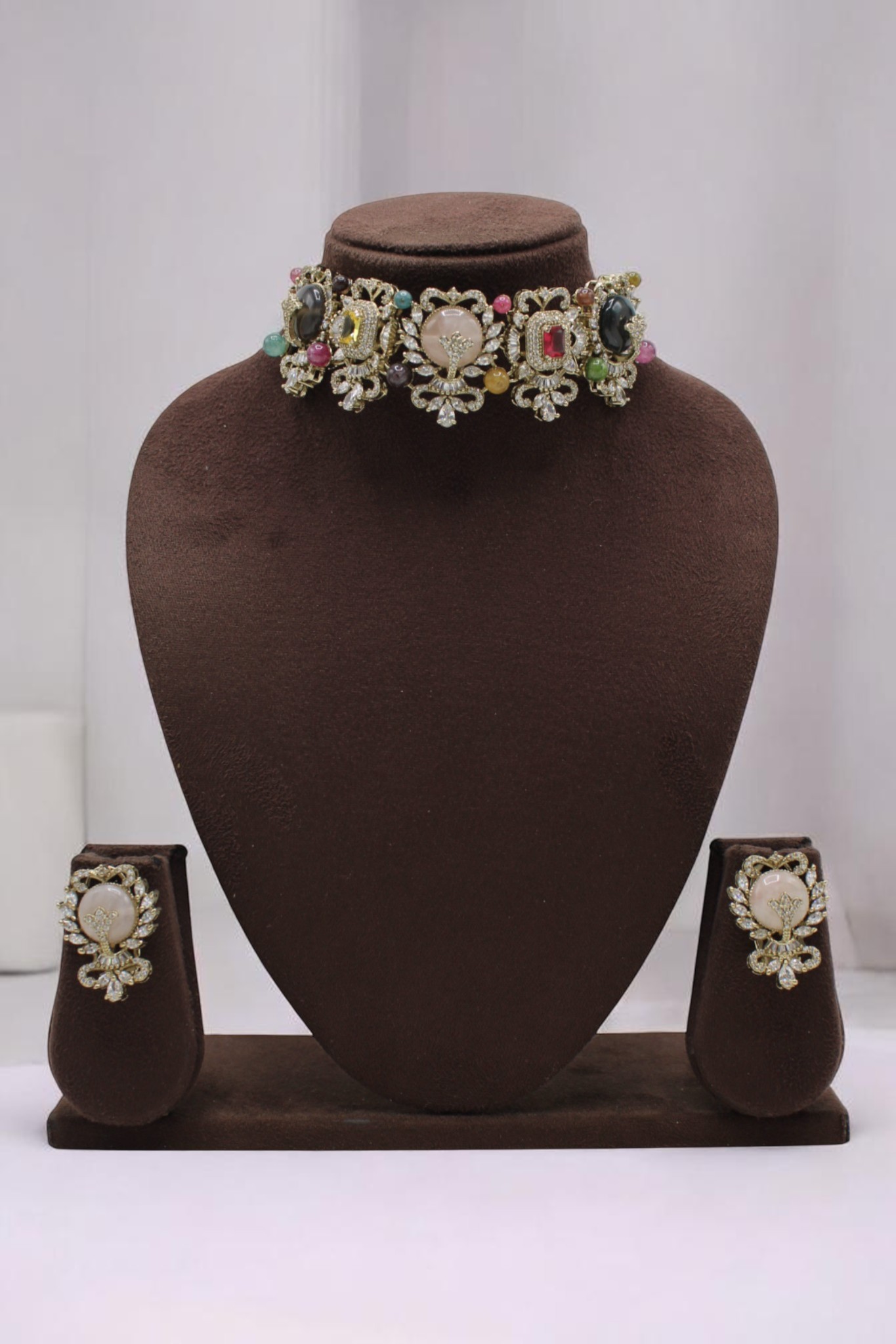 Elegant Vintage Jewelry Set: Choker and Earrings Display - Image 2
