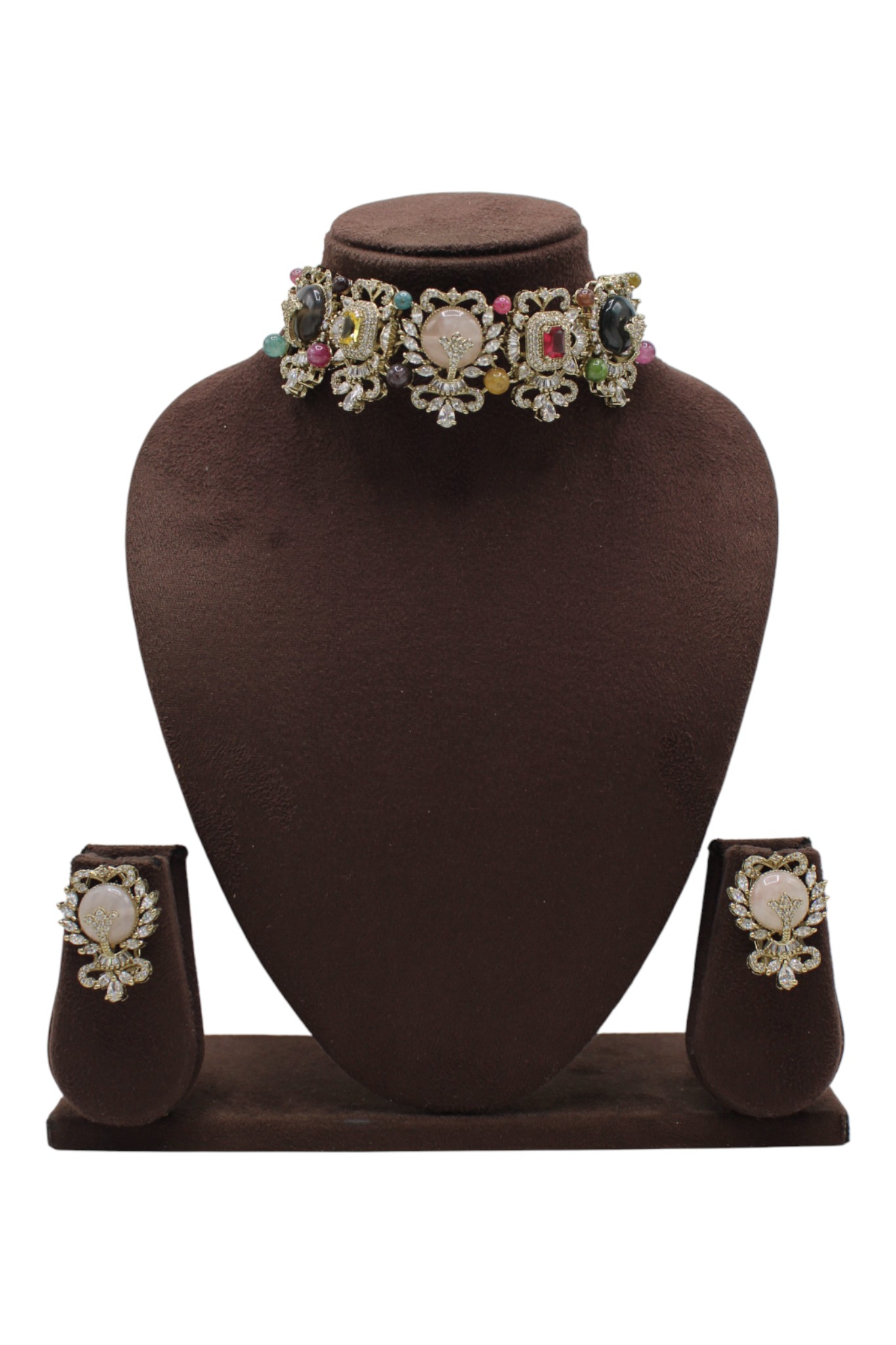 Elegant Vintage Jewelry Set: Choker and Earrings Display