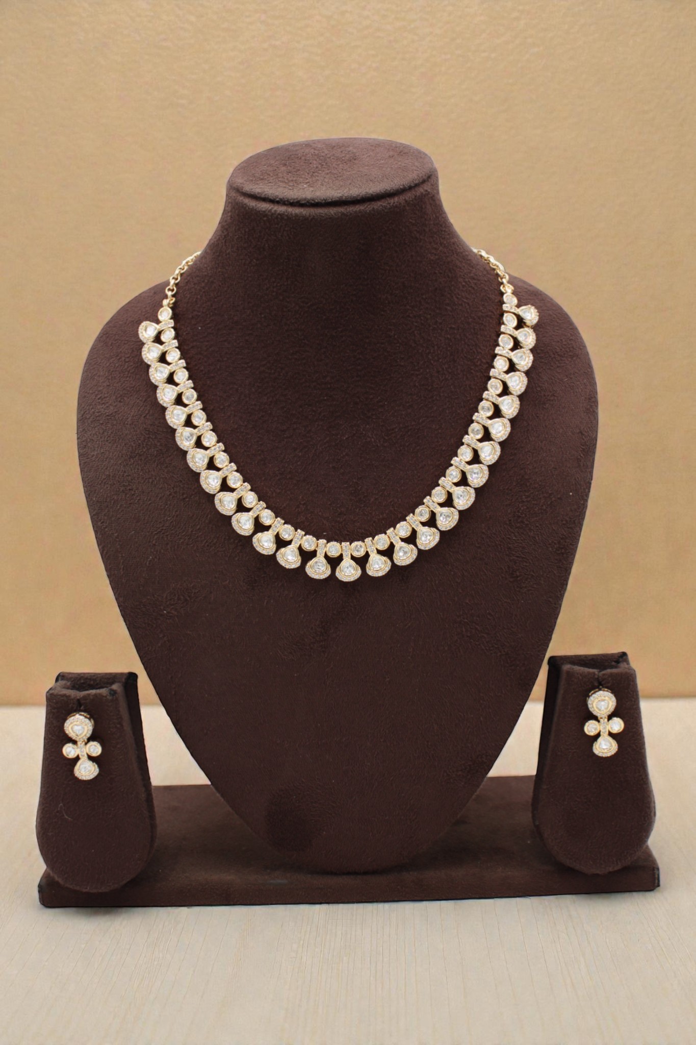 Elegant Gold and Diamond Necklace with Matching Earrings - Image 3