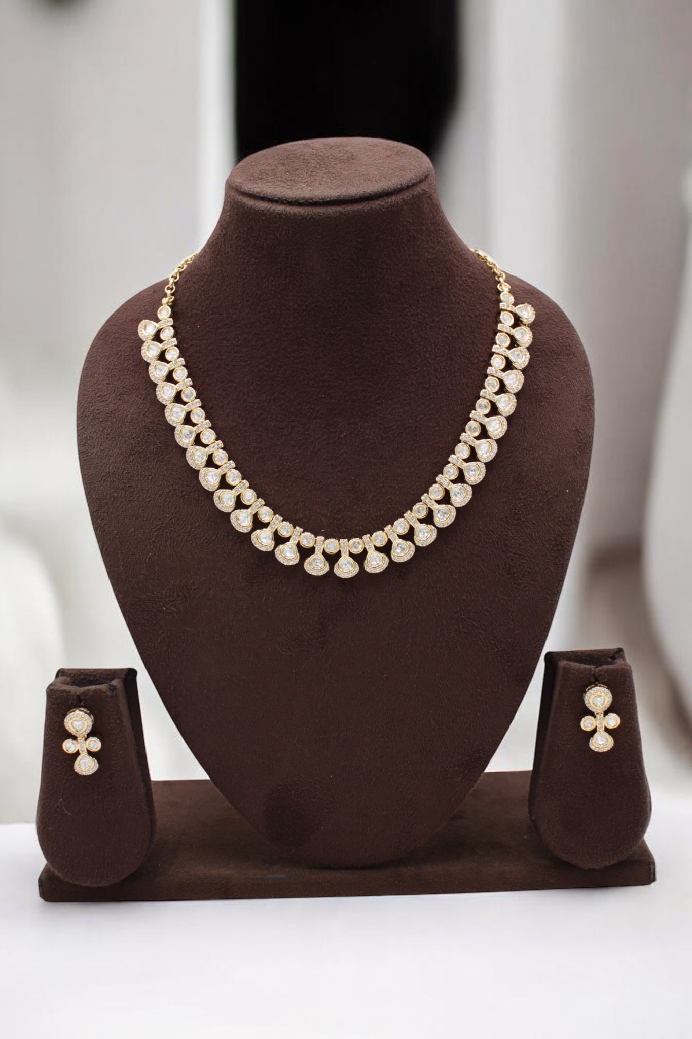 Elegant Gold and Diamond Necklace with Matching Earrings - Image 2
