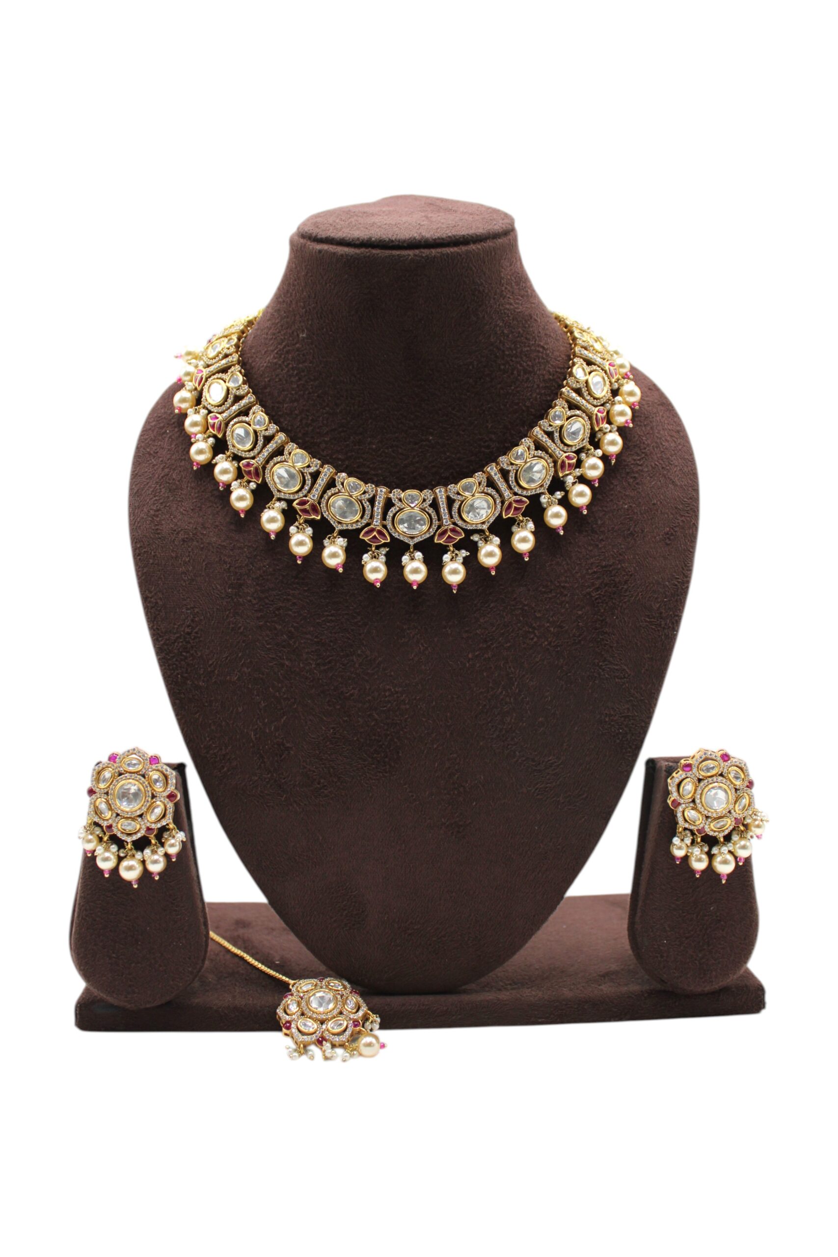 Elegant Traditional Jewelry Set with Intricate Design