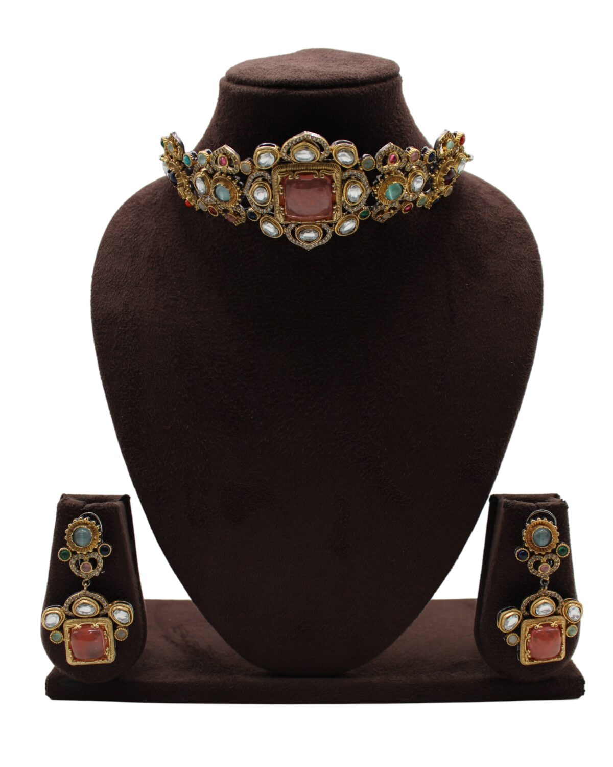Elegant Traditional Jewelry Set with Intricate Gemstone Design