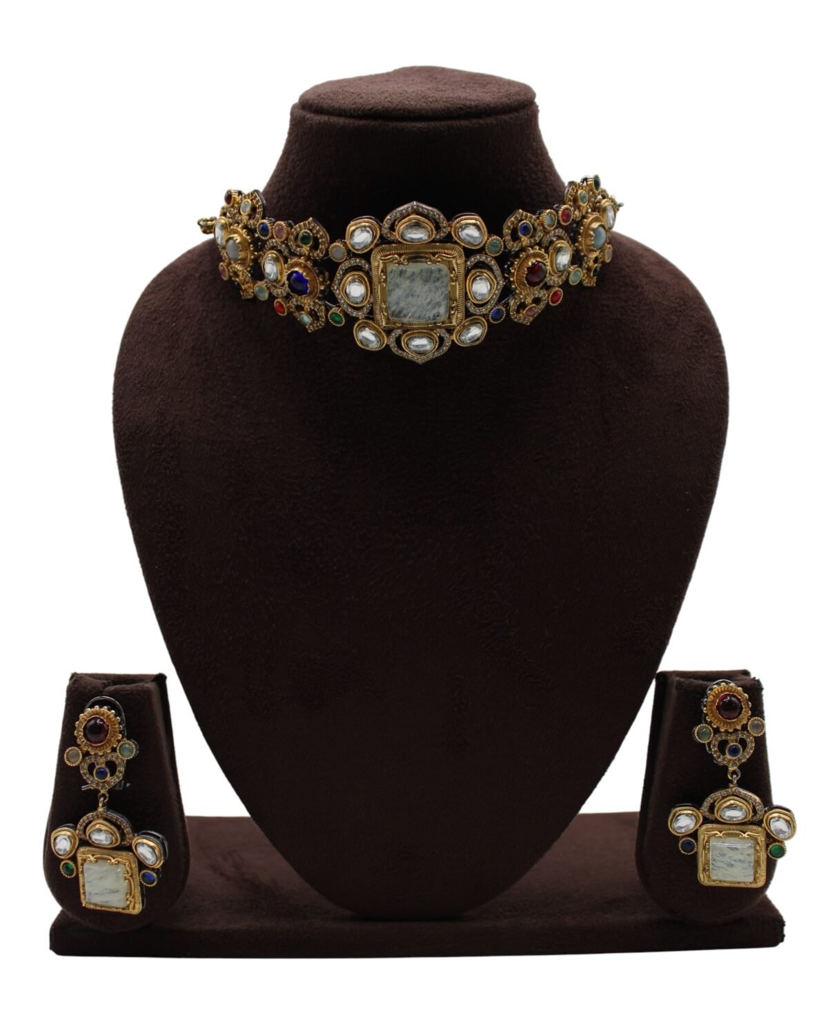 Elegant Traditional Jewelry Set with Intricate Design