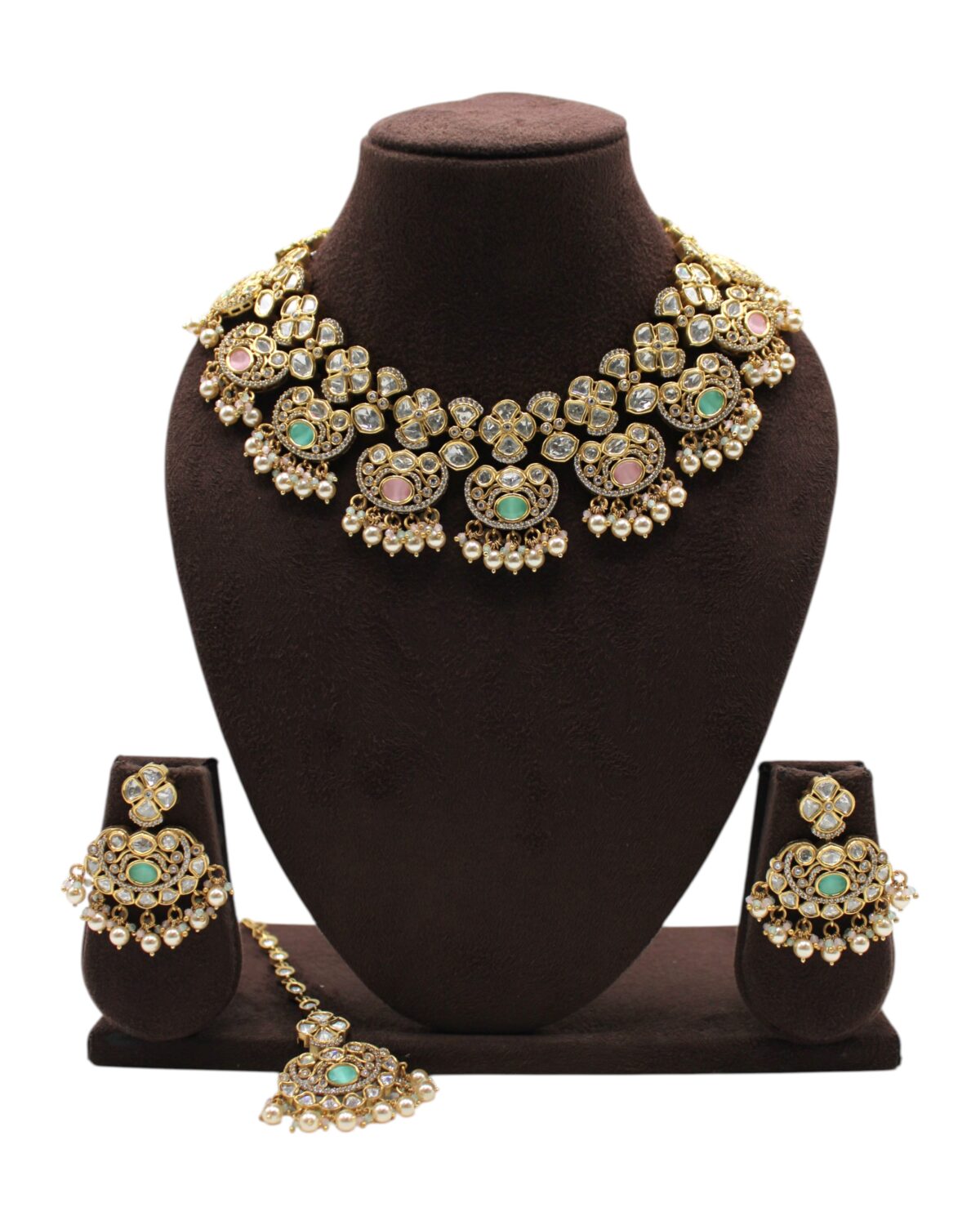 Elegant Traditional Jewelry Set with Intricate Design