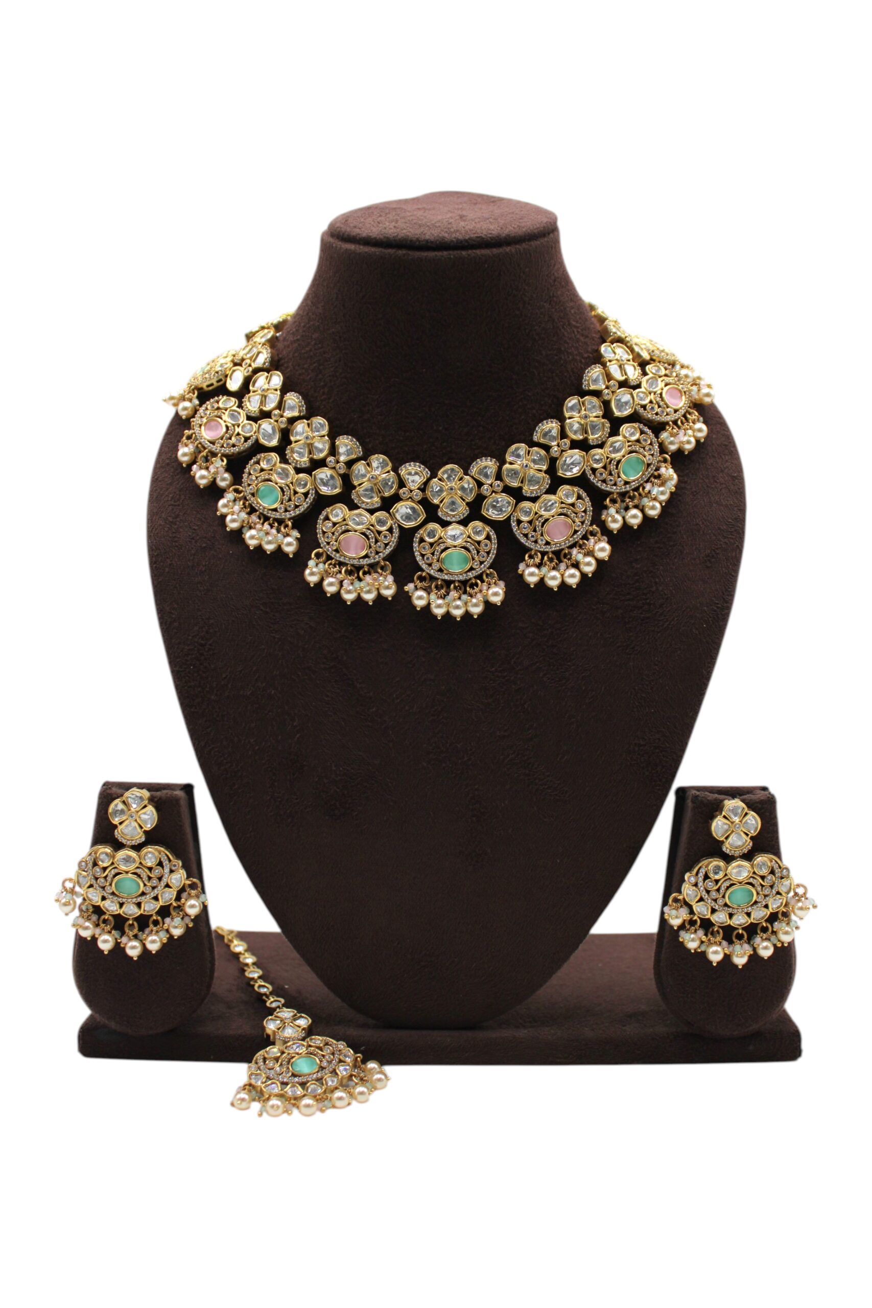 Elegant Traditional Jewelry Set with Intricate Design
